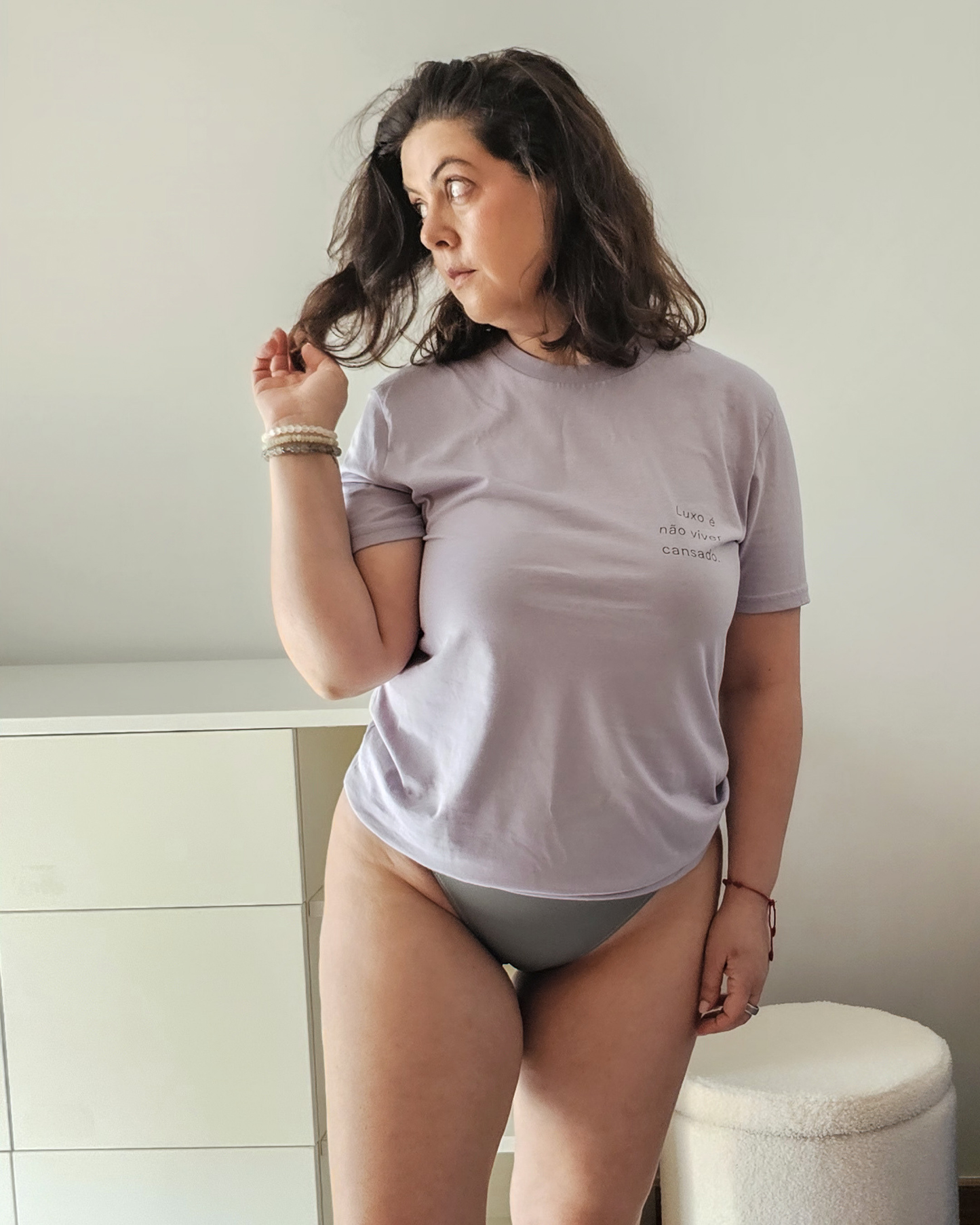 Luxo Organic Cotton T-shirt in lavender with Luxo É Não Viver Cansado back print