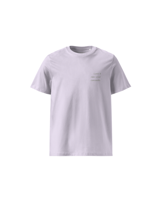 Luxo Organic Cotton T-shirt in lavender with Luxo É Não Viver Cansado back print