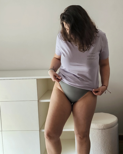 Luxo Organic Cotton T-shirt in lavender with Luxo É Não Viver Cansado back print