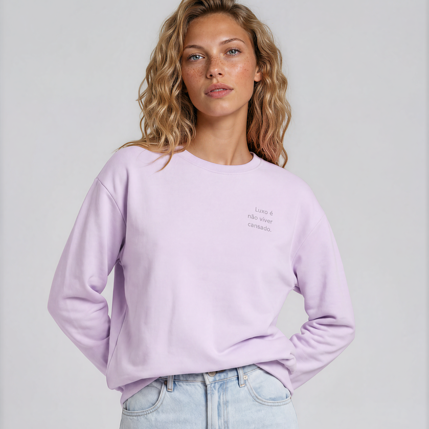 Luxo Recycled Sweatshirt in lavender with Luxo É Não Viver Cansado back print