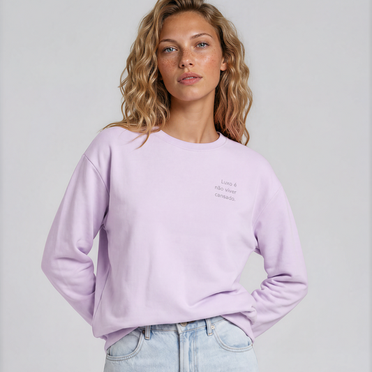 Luxo Recycled Sweatshirt in lavender with Luxo É Não Viver Cansado back print